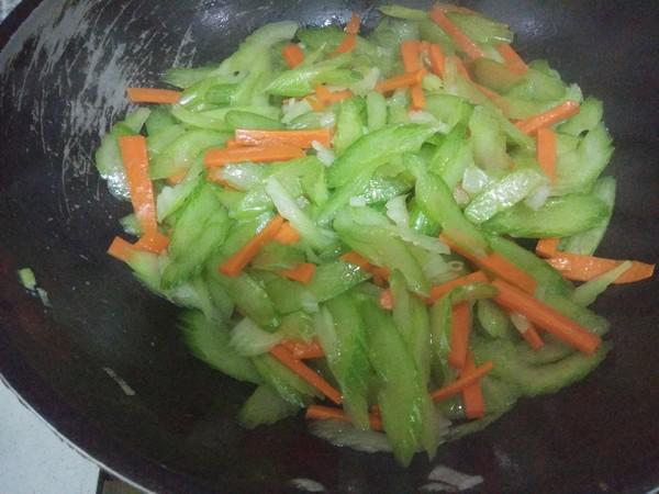 炒西芹的做法-咸鮮味炒菜譜-易網(wǎng)健康養(yǎng)生網(wǎng) 炒西芹的做法-咸鮮味炒菜譜