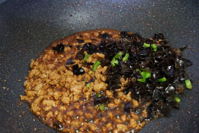 青椒木耳肉末炒雞蛋的做法-家常味炒菜譜