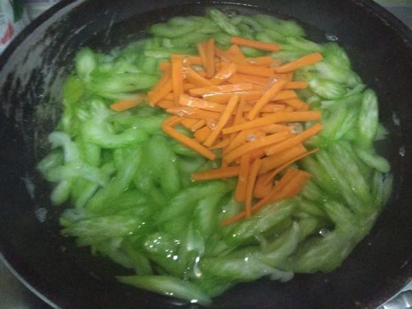 炒西芹的做法-咸鮮味炒菜譜-易網(wǎng)健康養(yǎng)生網(wǎng) 炒西芹的做法-咸鮮味炒菜譜