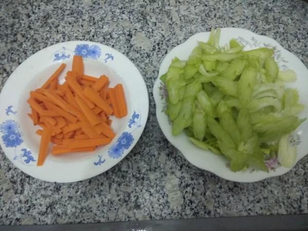 炒西芹的做法-咸鮮味炒菜譜-易網(wǎng)<a href=http://www.xllyou.com/ target=_blank class=infotextkey>健康養(yǎng)生</a>網(wǎng) 炒西芹的做法-咸鮮味炒菜譜