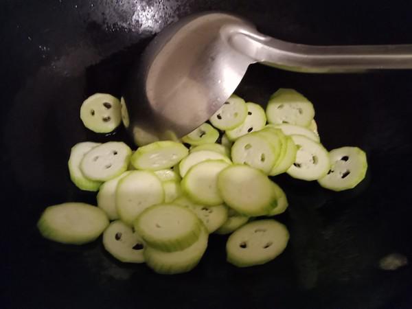 絲瓜炒花蛤的做法-咸鮮味炒菜譜-易網健康養生網 絲瓜炒花蛤的做法-咸鮮味炒菜譜