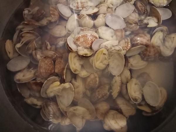 絲瓜炒花蛤的做法-咸鮮味炒菜譜-易網<a href=http://www.xllyou.com/ target=_blank class=infotextkey>健康養生</a>網 絲瓜炒花蛤的做法-咸鮮味炒菜譜