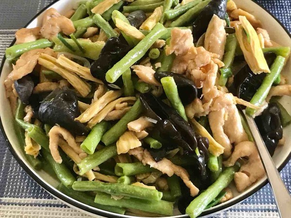 腐竹木耳炒雞肉的做法-咸鮮味炒菜譜