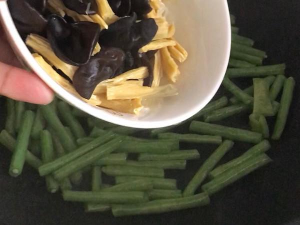 腐竹木耳炒雞肉的做法-咸鮮味炒菜譜