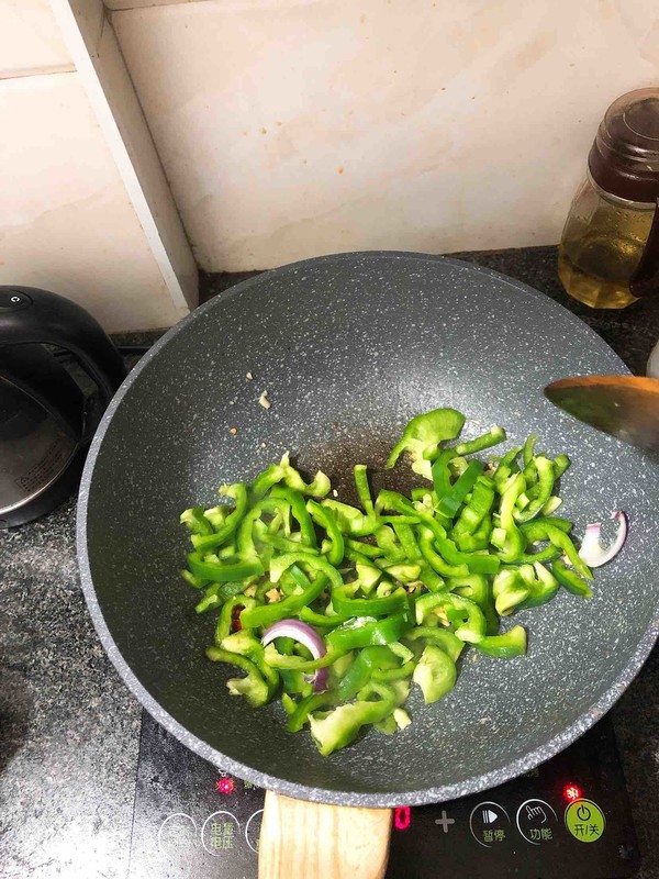 青椒炒牛肉的做法-香辣味炒菜譜-易網健康養生網 青椒炒牛肉的做法-香辣味炒菜譜
