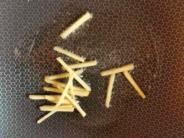 酸菜炒豬肉的做法-家常味炒菜譜-易網健康養生網 酸菜炒豬肉的做法-家常味炒菜譜