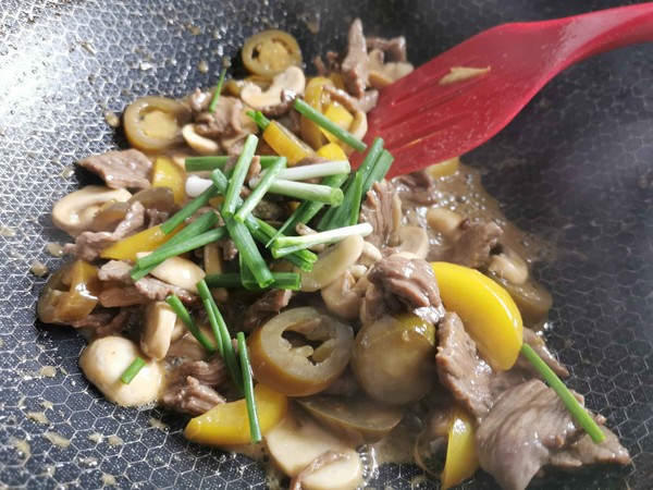 口蘑炒肉片的做法-酸辣味炒菜譜-易網健康養生網 口蘑炒肉片的做法-酸辣味炒菜譜