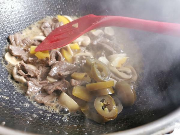 口蘑炒肉片的做法-酸辣味炒菜譜-易網健康養生網 口蘑炒肉片的做法-酸辣味炒菜譜