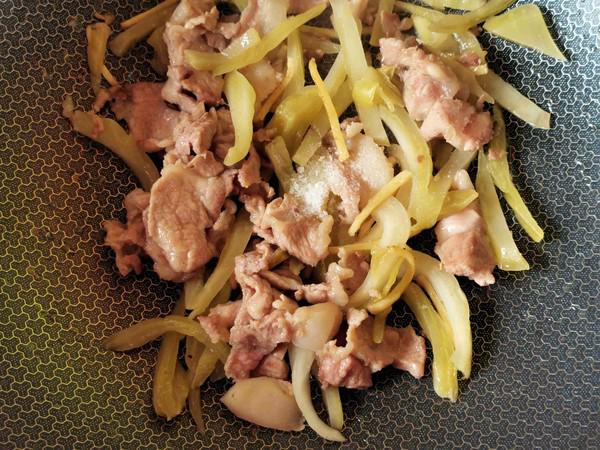 酸菜炒豬肉的做法-家常味炒菜譜-易網健康養生網 酸菜炒豬肉的做法-家常味炒菜譜