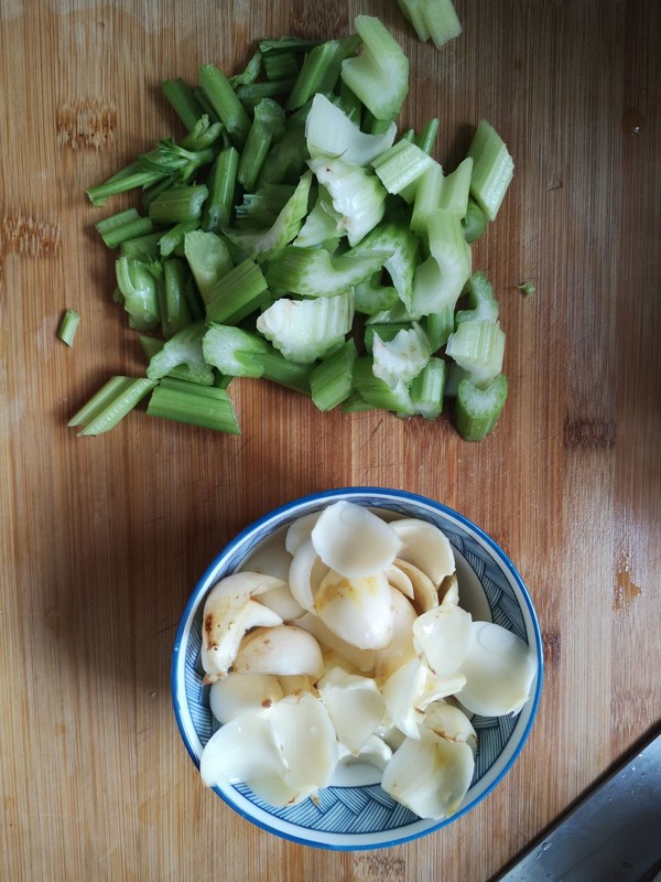 西芹百合炒蝦仁的做法-家常味炒菜譜-易網健康養生網 西芹百合炒蝦仁的做法-家常味炒菜譜