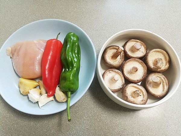 香菇釀肉的做法-香辣味蒸菜譜-易網<a href=http://www.xllyou.com/ target=_blank class=infotextkey>健康養生</a>網 香菇釀肉的做法-香辣味蒸菜譜