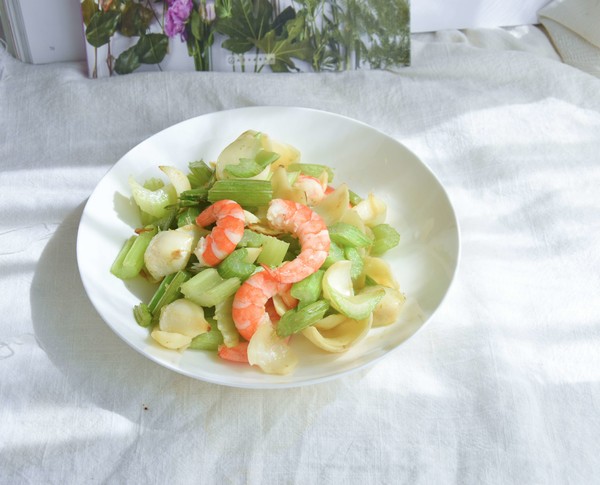 西芹百合炒蝦仁的做法-家常味炒菜譜-易網健康養生網 西芹百合炒蝦仁的做法-家常味炒菜譜