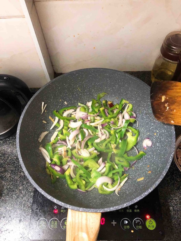 青椒炒牛肉的做法-香辣味炒菜譜-易網健康養生網 青椒炒牛肉的做法-香辣味炒菜譜