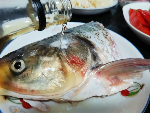 家常版剁椒魚(yú)頭的做法-香辣味蒸菜譜-易網(wǎng)<a href=http://www.xllyou.com/ target=_blank class=infotextkey>健康養(yǎng)生</a>網(wǎng) 家常版剁椒魚(yú)頭的做法-香辣味蒸菜譜