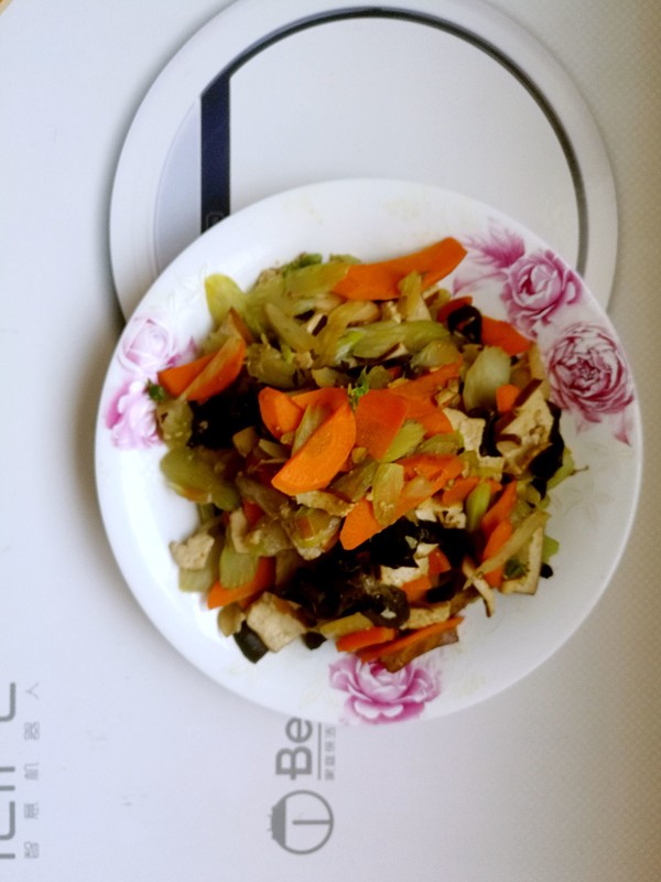 胡蘿卜炒黑木耳的做法-家常味炒菜譜-易網健康養生網 胡蘿卜炒黑木耳的做法-家常味炒菜譜