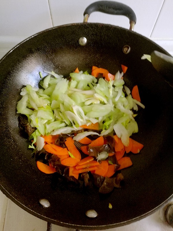 胡蘿卜炒黑木耳的做法-家常味炒菜譜-易網健康養生網 胡蘿卜炒黑木耳的做法-家常味炒菜譜