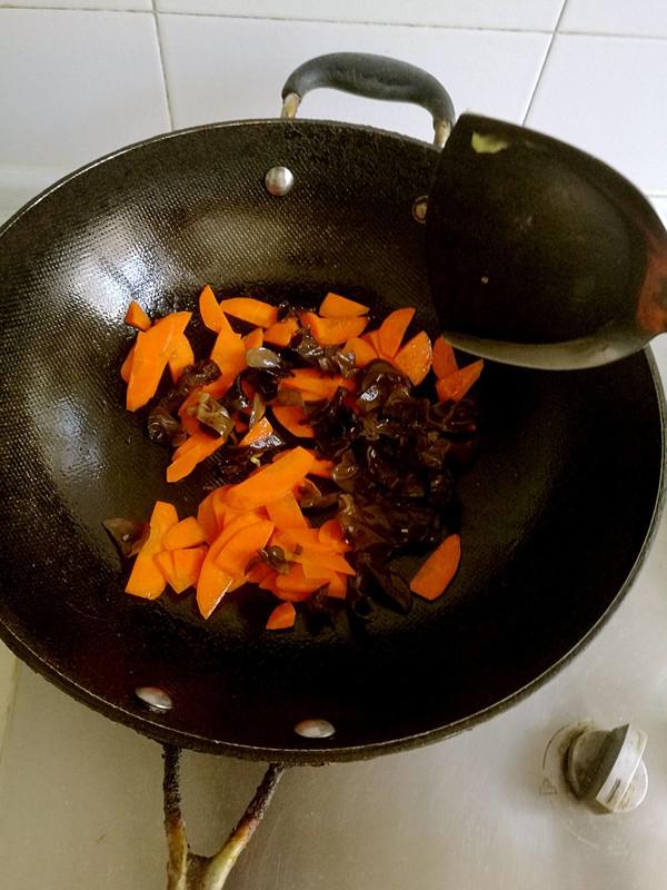 胡蘿卜炒黑木耳的做法-家常味炒菜譜-易網健康養生網 胡蘿卜炒黑木耳的做法-家常味炒菜譜