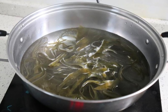 涼拌海帶絲的做法-香辣味拌菜譜-易網(wǎng)健康養(yǎng)生網(wǎng) 涼拌海帶絲的做法-香辣味拌菜譜