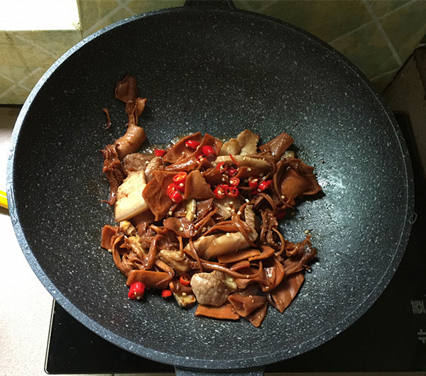 五花肉燒魷魚的做法-咸鮮味燒菜譜-易網健康養生網 五花肉燒魷魚的做法-咸鮮味燒菜譜