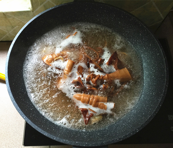 五花肉燒魷魚的做法-咸鮮味燒菜譜-易網健康養生網 五花肉燒魷魚的做法-咸鮮味燒菜譜