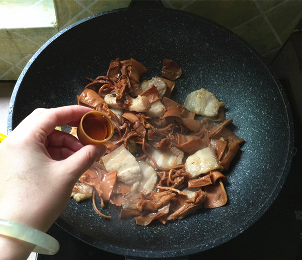 五花肉燒魷魚的做法-咸鮮味燒菜譜-易網健康養生網 五花肉燒魷魚的做法-咸鮮味燒菜譜