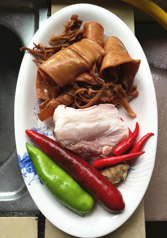 五花肉燒魷魚的做法-咸鮮味燒菜譜-易網健康養生網 五花肉燒魷魚的做法-咸鮮味燒菜譜