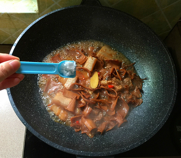 五花肉燒魷魚的做法-咸鮮味燒菜譜-易網健康養生網 五花肉燒魷魚的做法-咸鮮味燒菜譜