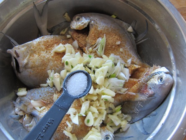 烤魚的做法-香辣味烤菜譜-易網(wǎng)健康養(yǎng)生網(wǎng) 烤魚的做法-香辣味烤菜譜