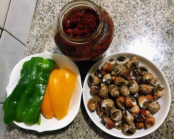 彩椒辣醬炒花螺的做法-香辣味炒菜譜-易網(wǎng)<a href=http://www.xllyou.com/ target=_blank class=infotextkey>健康養(yǎng)生</a>網(wǎng) 彩椒辣醬炒花螺的做法-香辣味炒菜譜