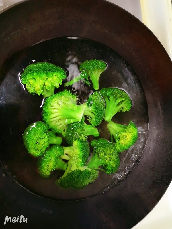 百合炒西蘭花的做法-咸鮮味炒菜譜-易網(wǎng)健康養(yǎng)生網(wǎng) 百合炒西蘭花的做法-咸鮮味炒菜譜