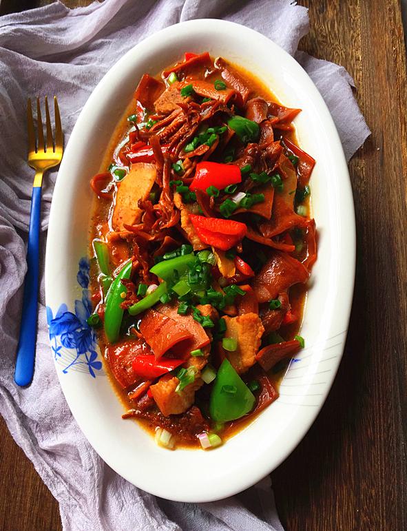 五花肉燒魷魚的做法-咸鮮味燒菜譜-易網健康養生網 五花肉燒魷魚的做法-咸鮮味燒菜譜