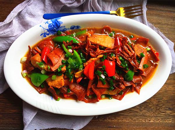 五花肉燒魷魚的做法-咸鮮味燒菜譜-易網健康養生網 五花肉燒魷魚的做法-咸鮮味燒菜譜