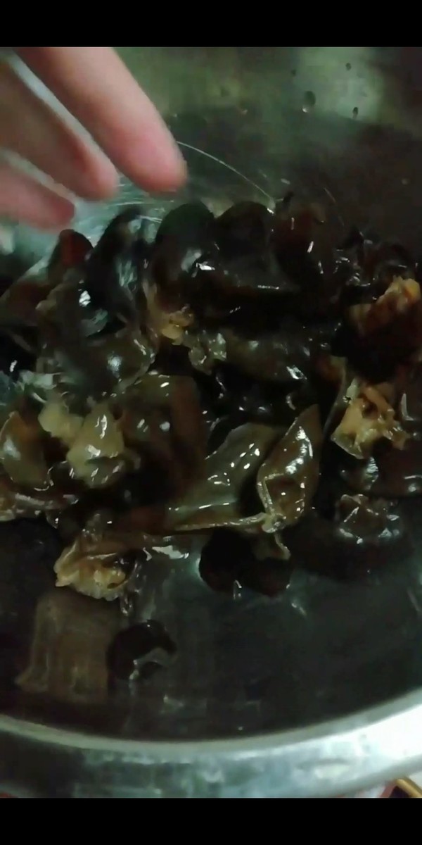 西芹木耳炒百合的做法-家常味炒菜譜-易網(wǎng)健康養(yǎng)生網(wǎng) 西芹木耳炒百合的做法-家常味炒菜譜