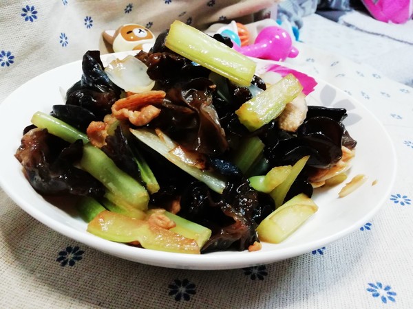 西芹木耳炒百合的做法-家常味炒菜譜-易網(wǎng)健康養(yǎng)生網(wǎng) 西芹木耳炒百合的做法-家常味炒菜譜