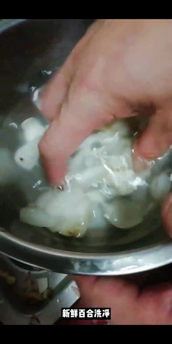 西芹木耳炒百合的做法-家常味炒菜譜-易網(wǎng)健康養(yǎng)生網(wǎng) 西芹木耳炒百合的做法-家常味炒菜譜