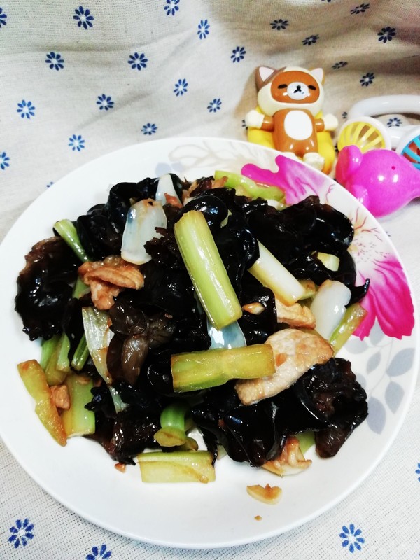 西芹木耳炒百合的做法-家常味炒菜譜-易網(wǎng)健康養(yǎng)生網(wǎng) 西芹木耳炒百合的做法-家常味炒菜譜