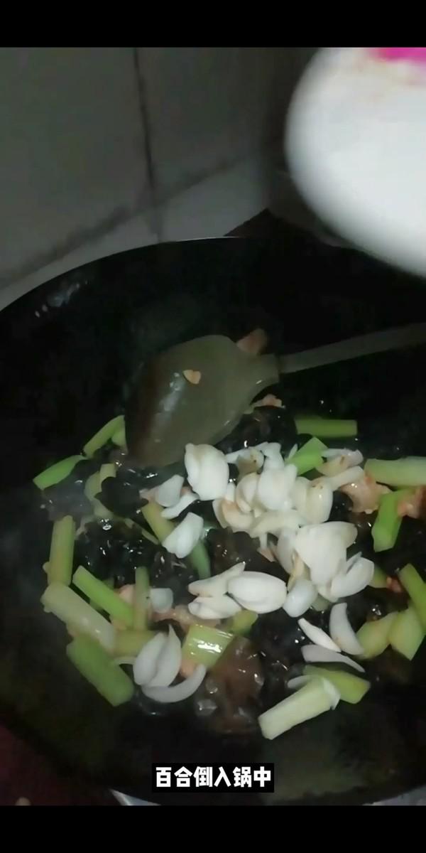西芹木耳炒百合的做法-家常味炒菜譜-易網(wǎng)健康養(yǎng)生網(wǎng) 西芹木耳炒百合的做法-家常味炒菜譜