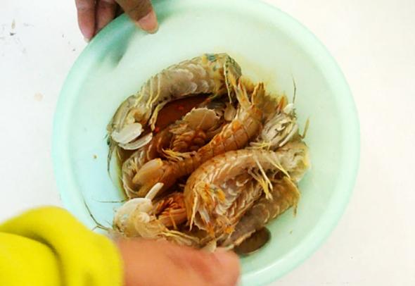 香烤皮皮蝦的做法-黑椒味烤菜譜-易網(wǎng)<a href=http://www.xllyou.com/ target=_blank class=infotextkey>健康養(yǎng)生</a>網(wǎng) 香烤皮皮蝦的做法-黑椒味烤菜譜