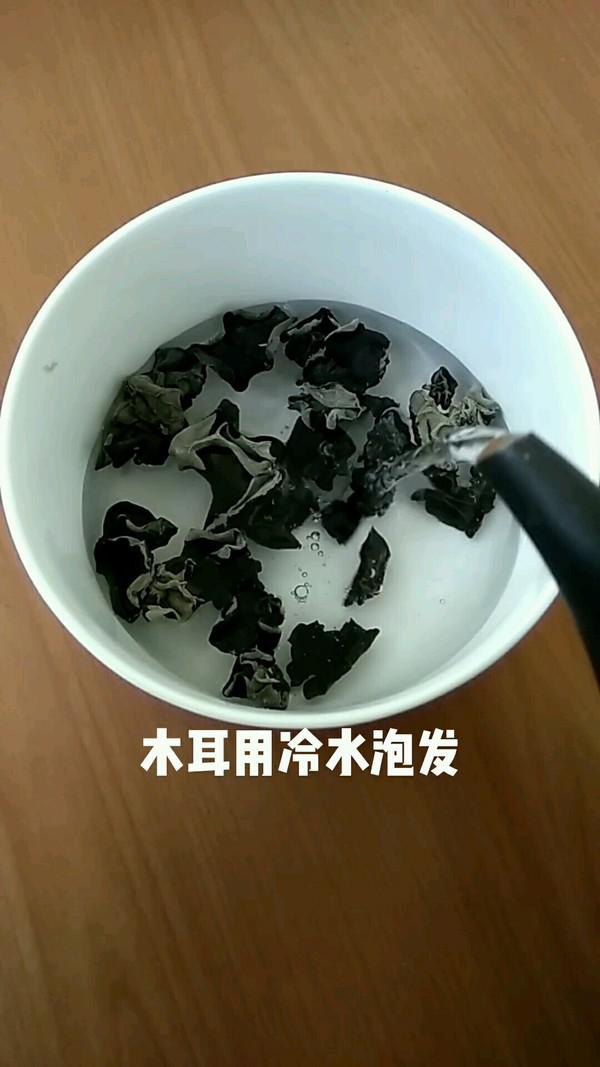 大白菜燒木耳的做法-家常味燒菜譜-易網(wǎng)<a href=http://www.xllyou.com/ target=_blank class=infotextkey>健康養(yǎng)生</a>網(wǎng) 大白菜燒木耳的做法-家常味燒菜譜