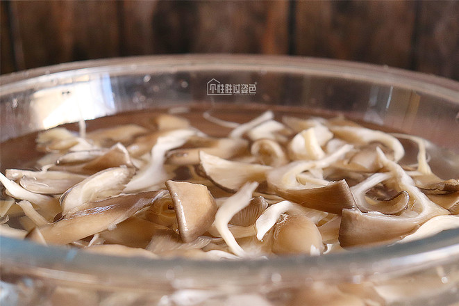 炸蘑菇的做法-家常味炸菜譜-易網健康養生網 炸蘑菇的做法-家常味炸菜譜