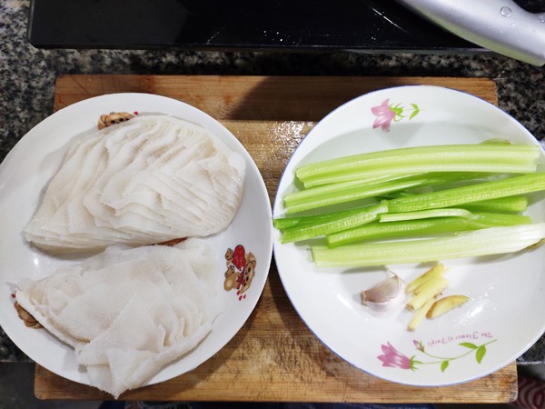 西芹涼拌牛百葉的做法-家常味拌菜譜-易網<a href=http://www.xllyou.com/ target=_blank class=infotextkey>健康養生</a>網 西芹涼拌牛百葉的做法-家常味拌菜譜