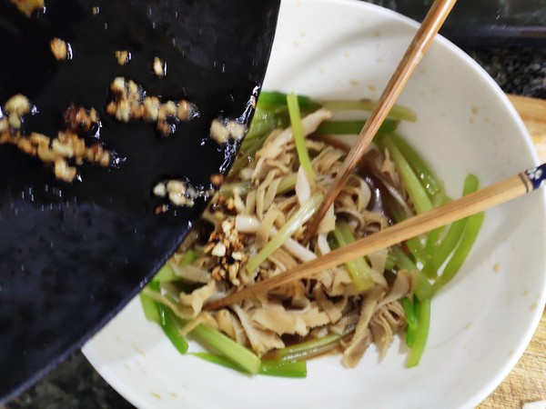 西芹涼拌牛百葉的做法-家常味拌菜譜-易網健康養生網 西芹涼拌牛百葉的做法-家常味拌菜譜