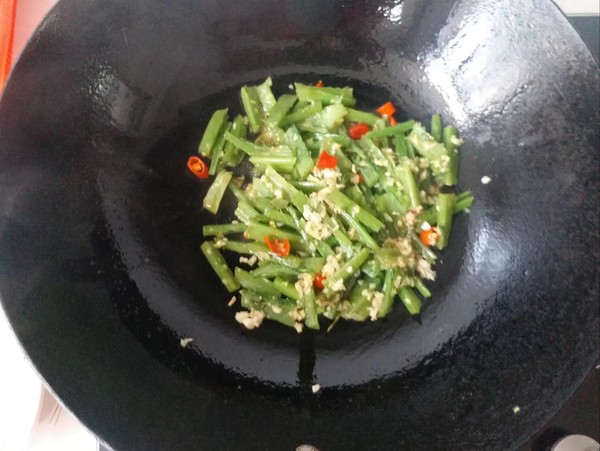 爽脆萵筍莖的做法-咸鮮味炒菜譜-易網(wǎng)健康養(yǎng)生網(wǎng) 爽脆萵筍莖的做法-咸鮮味炒菜譜