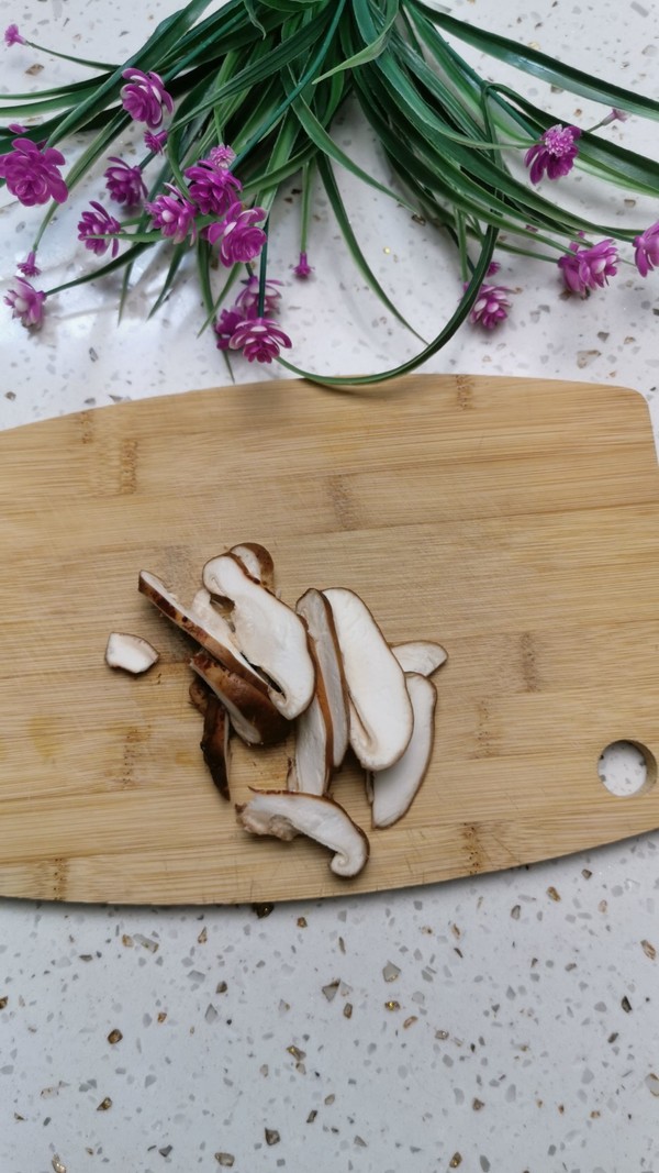 素炒香菇的做法-咸鮮味炒菜譜-易網(wǎng)<a href=http://www.xllyou.com/ target=_blank class=infotextkey>健康養(yǎng)生</a>網(wǎng) 素炒香菇的做法-咸鮮味炒菜譜