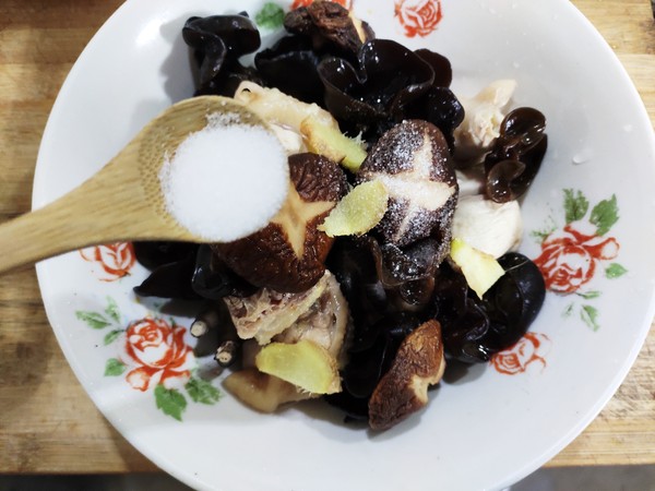 香菇木耳蒸雞的做法-咸鮮味蒸菜譜