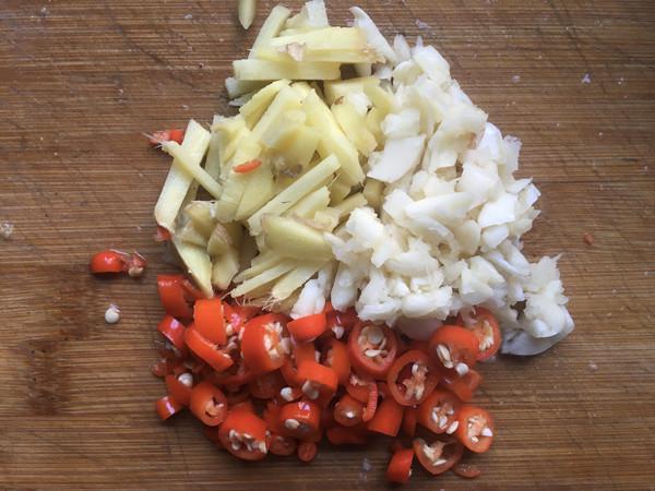 涼拌白菜梗的做法-酸辣味拌菜譜-易網<a href=http://www.xllyou.com/ target=_blank class=infotextkey>健康養生</a>網 涼拌白菜梗的做法-酸辣味拌菜譜