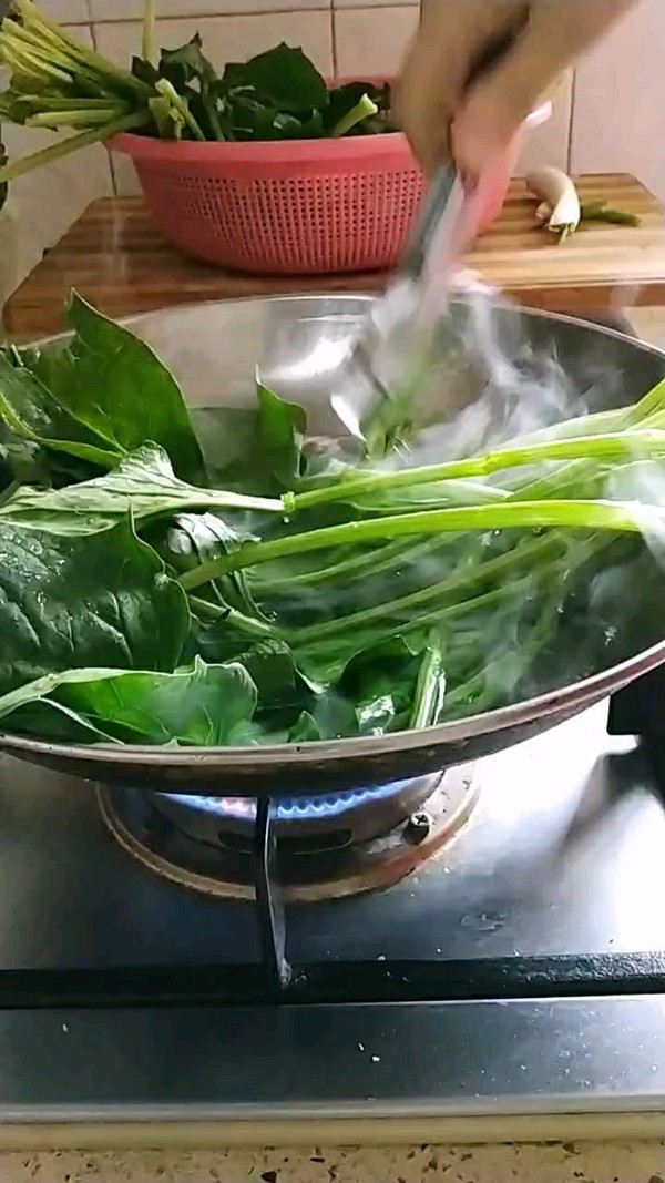 無油酸爽菠菜粉絲的做法-酸辣味拌菜譜-易網<a href=http://www.xllyou.com/ target=_blank class=infotextkey>健康養生</a>網 無油酸爽菠菜粉絲的做法-酸辣味拌菜譜