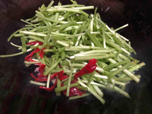 蘆蒿炒肉絲的做法-家常味炒菜譜-易網(wǎng)健康養(yǎng)生網(wǎng) 蘆蒿炒肉絲的做法-家常味炒菜譜