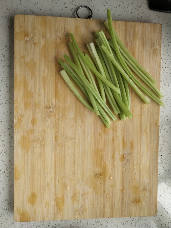 芹菜炒肉的做法-咸鮮味炒菜譜