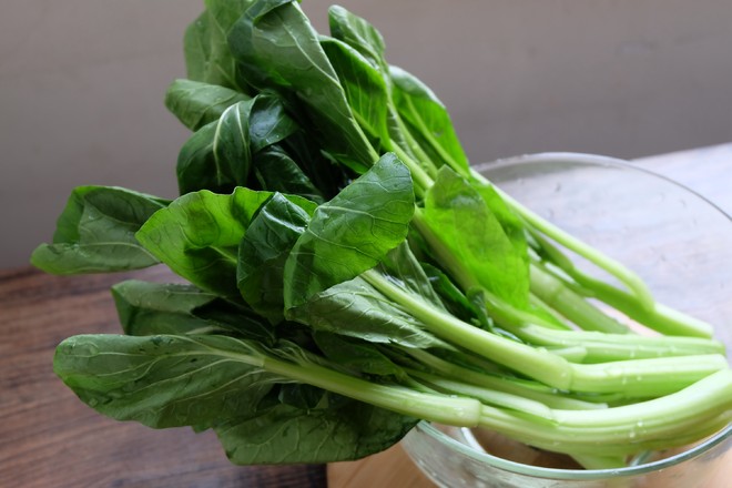芋頭臘腸煲仔飯+白灼菜心的做法-家常味煲菜譜-易網健康養生網 芋頭臘腸煲仔飯+白灼菜心的做法-家常味煲菜譜